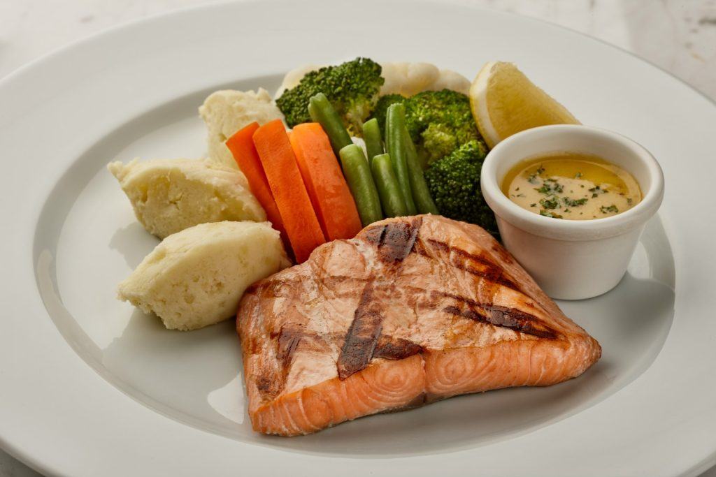 salmon-carrots-white potatoes-green beans-served-on-a- white plate