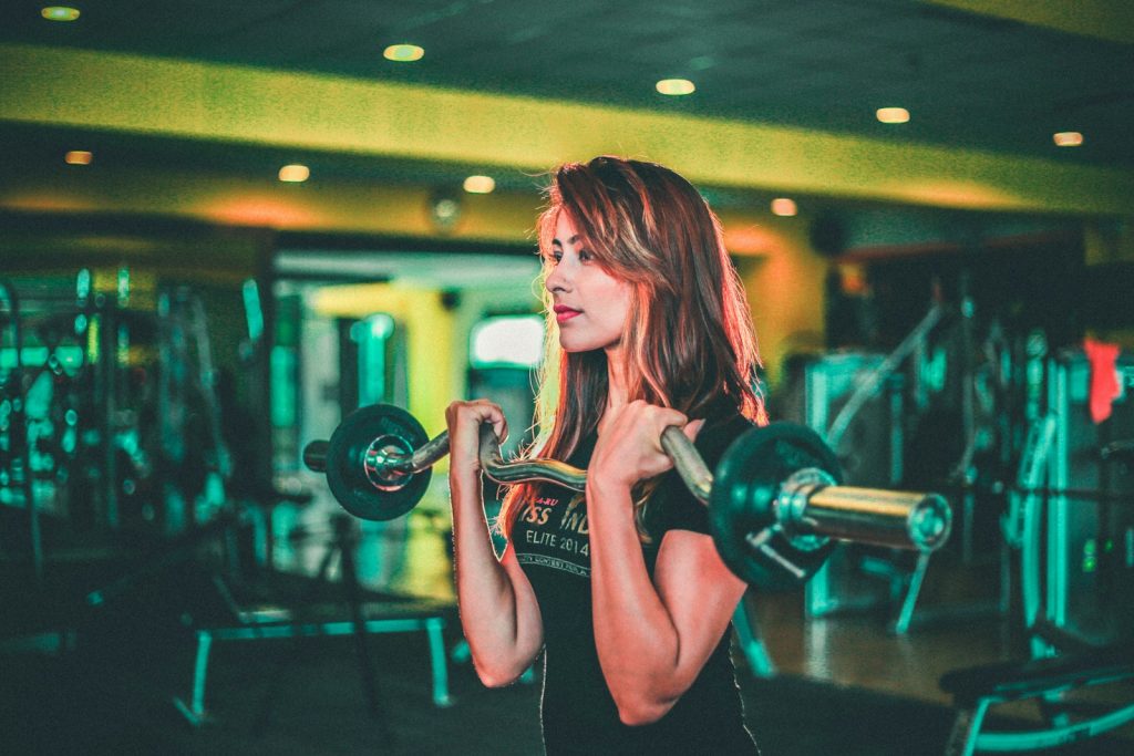 woman lifting weights doing weight loss in five easy steps